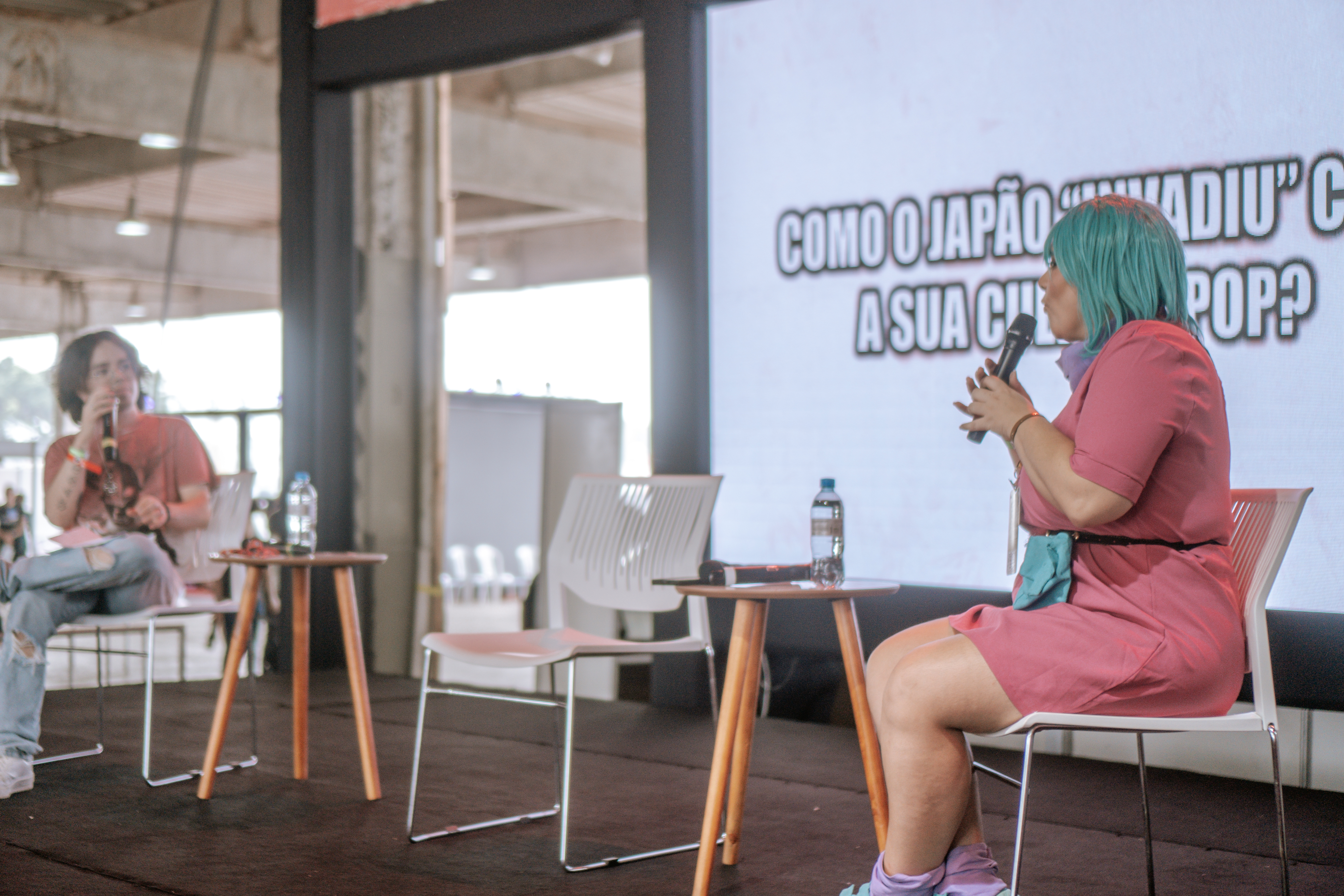 Criança olhando através de um microscópio em um evento de ciência